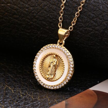 COLLAR CON MEDALLA DE LA VIRGEN DE GUADALUPE CIRCULAR  BRILLANTE CON FONDO 